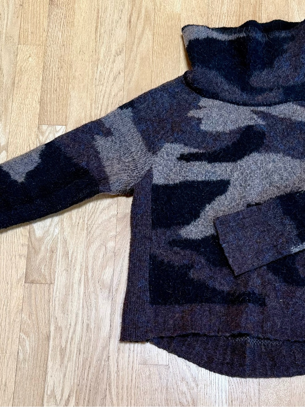 Turtleneck Camouflage Pattern Wonen’s Sweater - Brown & Black